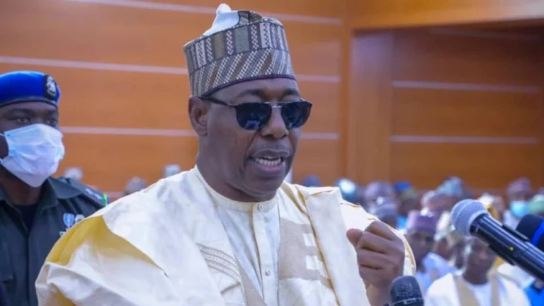 Zulum ya yi barazanar kwace filayen bankunan da suka hana sabbin takardun Naira a Borno