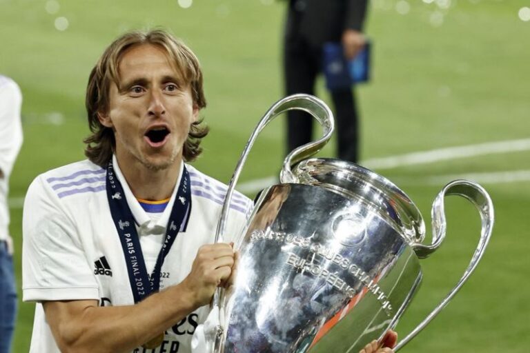 Madrid za ta tsawaita zaman Modric, Arsenal na son ɗauko Josip Sutalo