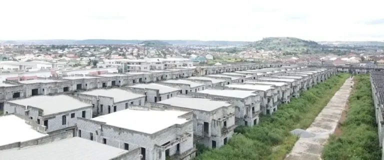 Tsohon gwamnan babban bankin Nigeria, Godwin Emefiele, ya mallaki Gidaje 753, a Abuja.